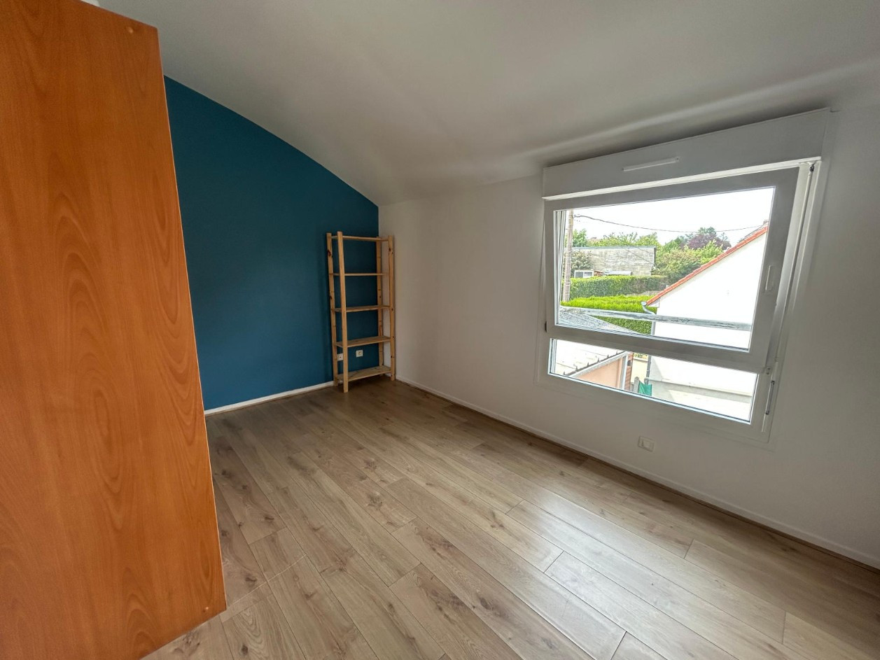 
                                                Location
                                                 Duplex 2 chambres, parking