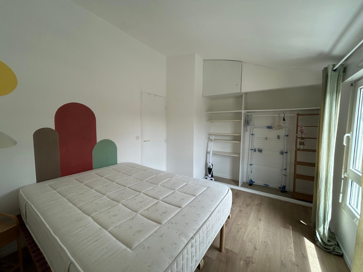 
                                                Location
                                                 Duplex 2 chambres, parking