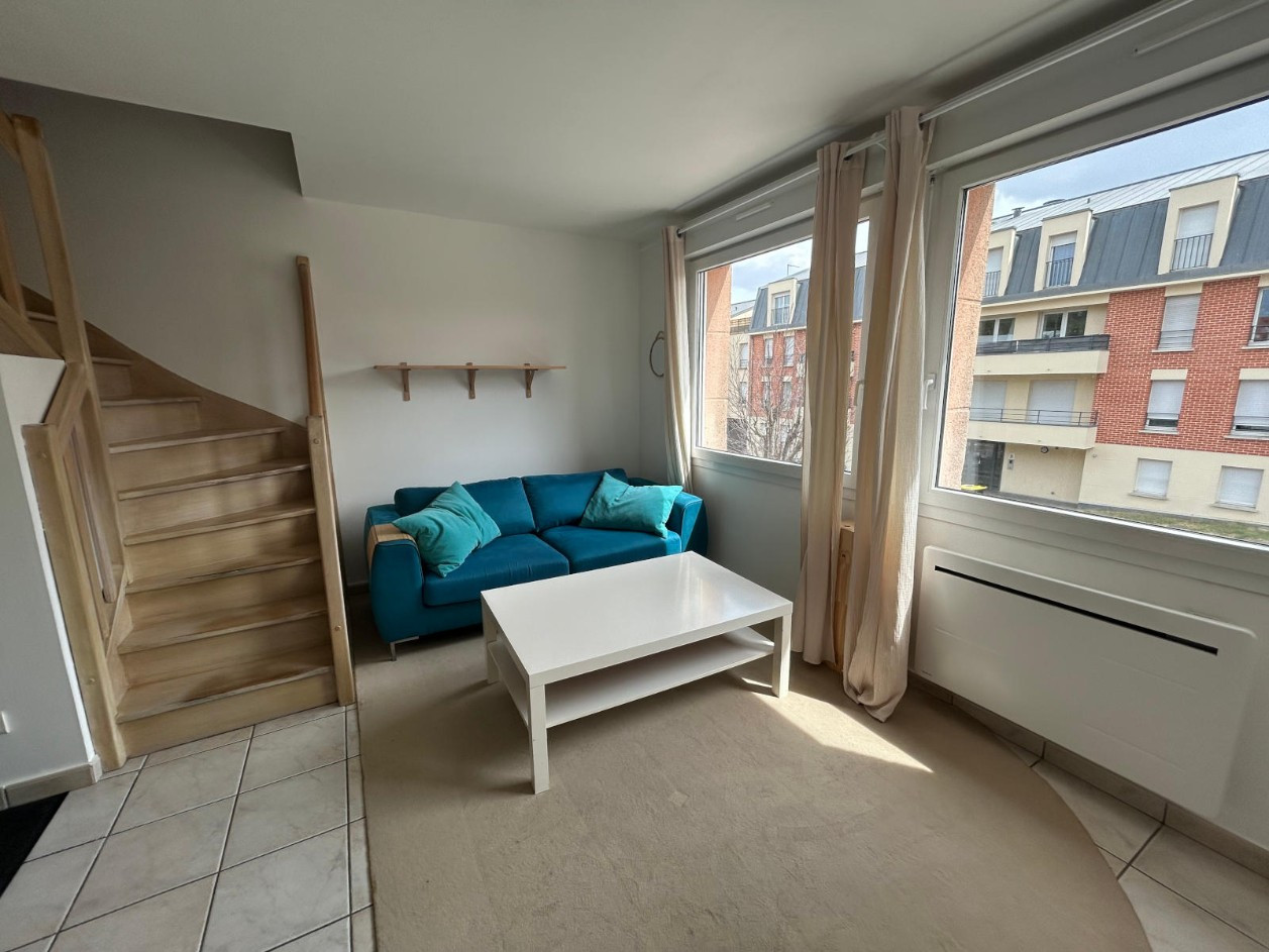 
                                                Location
                                                 Duplex 2 chambres, parking