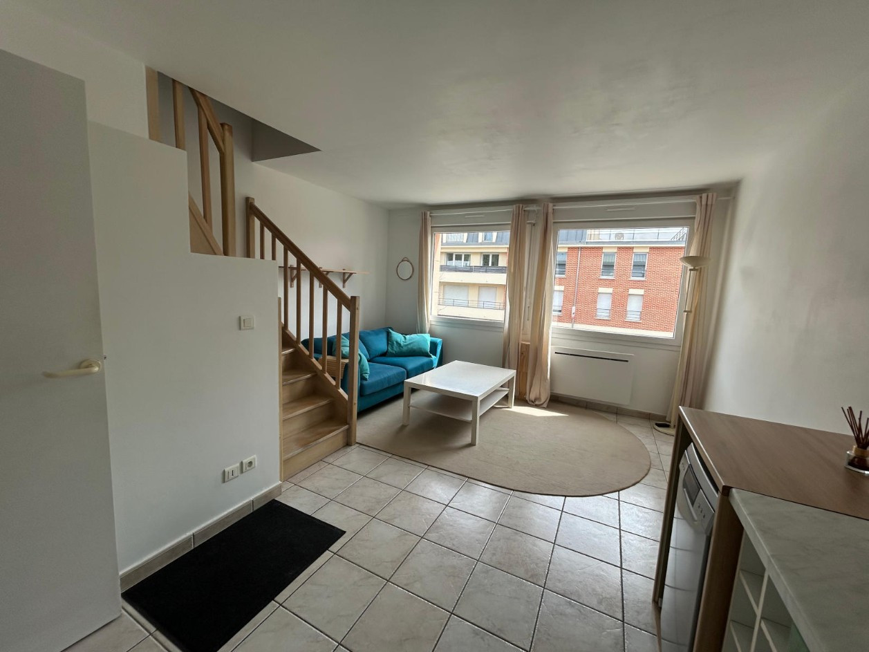 
                                                Location
                                                 Duplex 2 chambres, parking