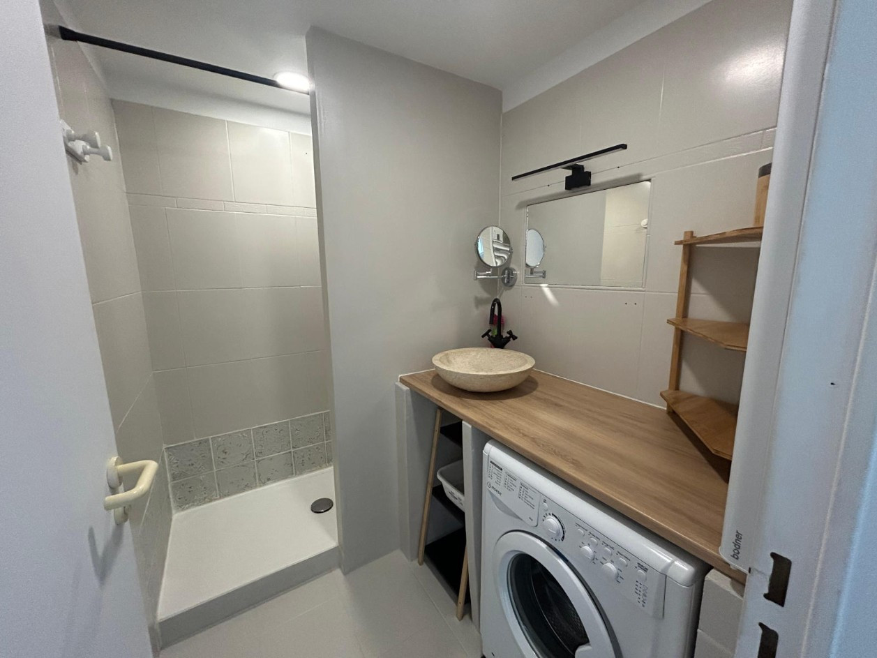 
                                                Location
                                                 Duplex 2 chambres, parking