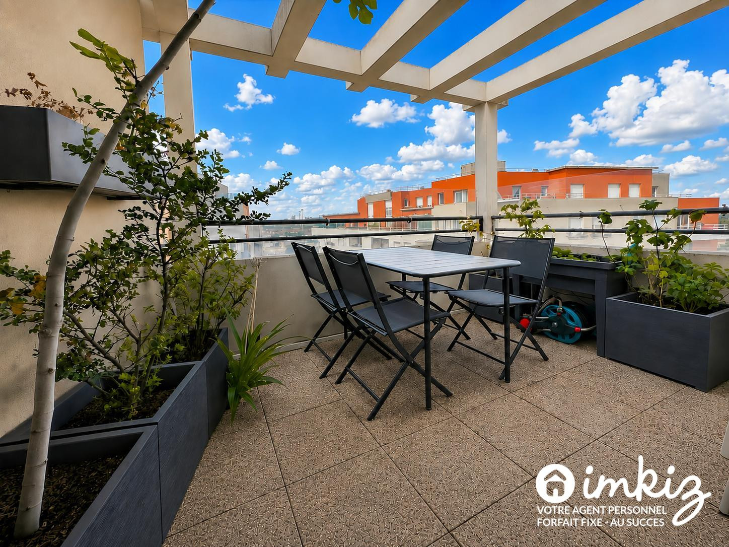 
                                                Vente
                                                 Duplex 99m² rénové, terrasse - climatisé - 2 boxes