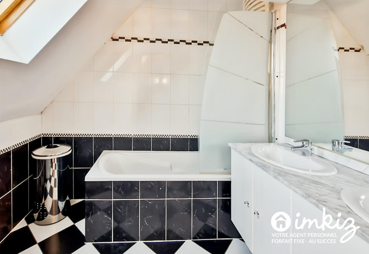 
                                                Vente
                                                 Duplex attique 5P terrasse 2 garages- 156m² au sol
