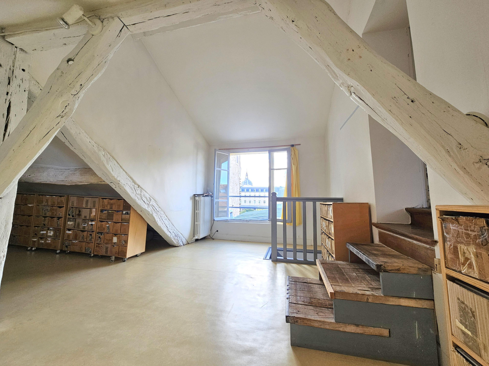 
                                                Vente
                                                 Duplex atypique en dernier étage