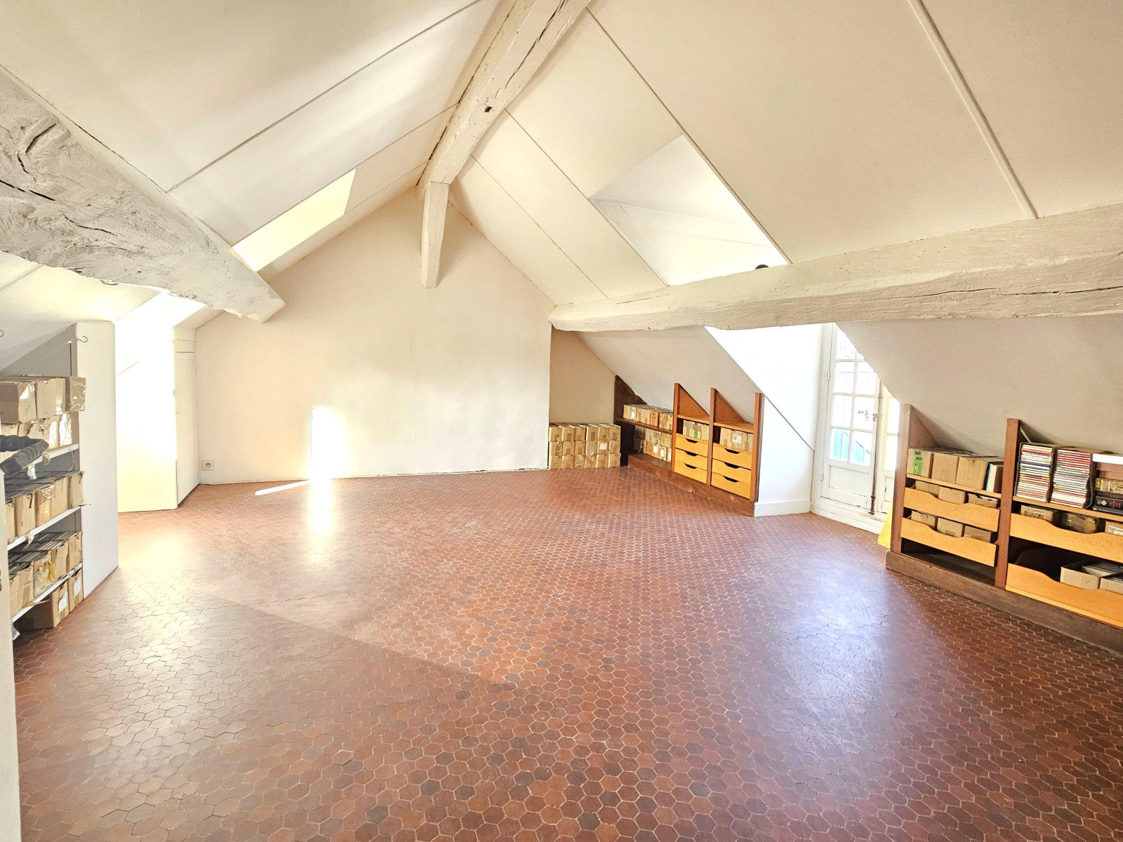 
                                                Vente
                                                 Duplex atypique en dernier étage