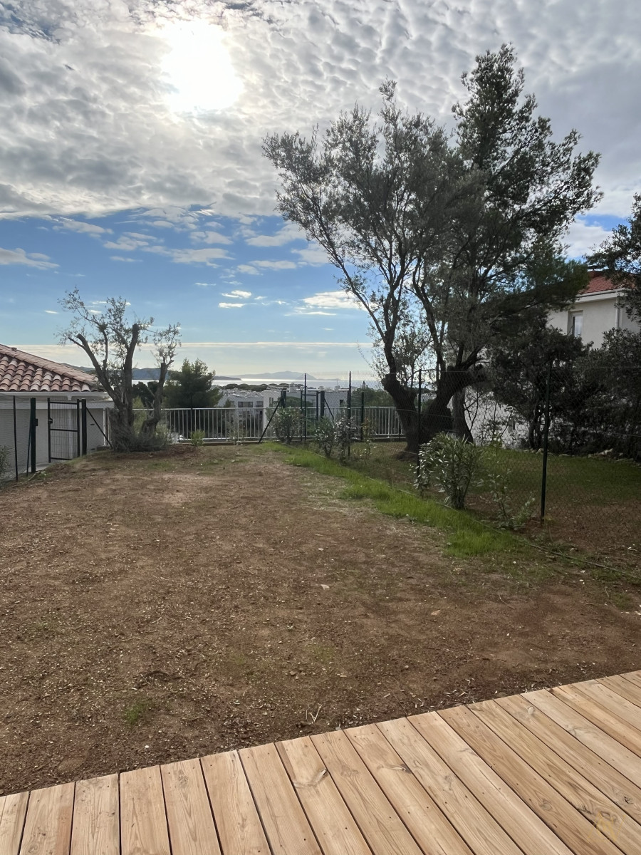 
                                                Vente
                                                 Duplex avec jardin/Maison de ville 4Pièces – La Ciotat