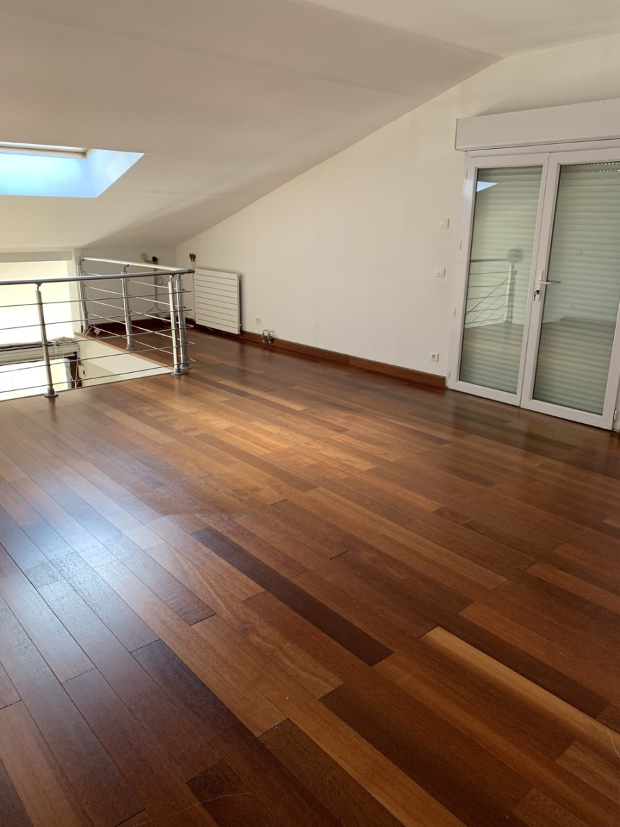 
                                                Location
                                                 Duplex avec terrasse proche métro 8 et RER D