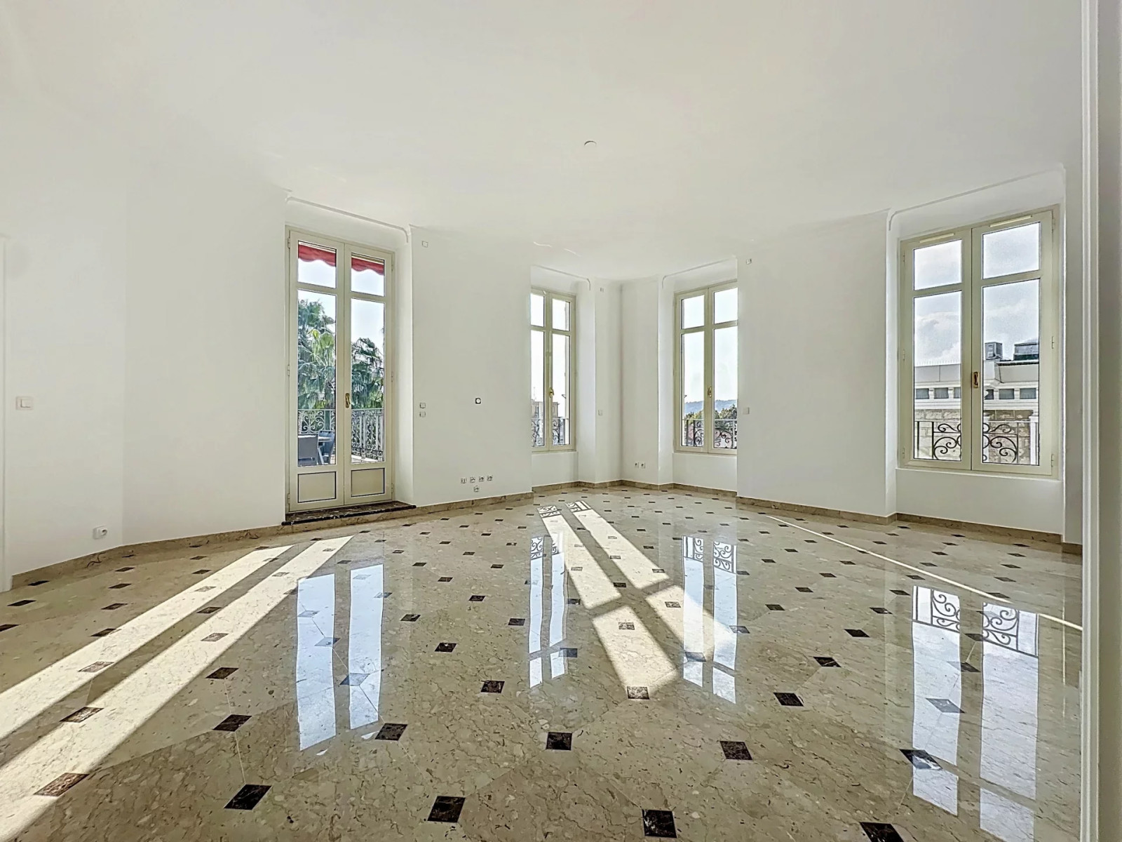 
                                                Vente
                                                 Duplex d’Exception à Cimiez avec Vue Mer Panoramique