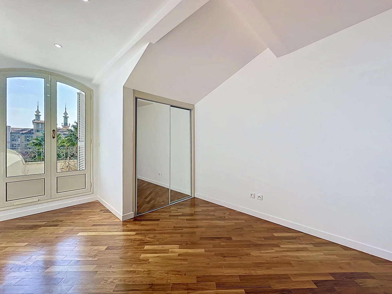 
                                                Vente
                                                 Duplex d’Exception à Cimiez avec Vue Mer Panoramique