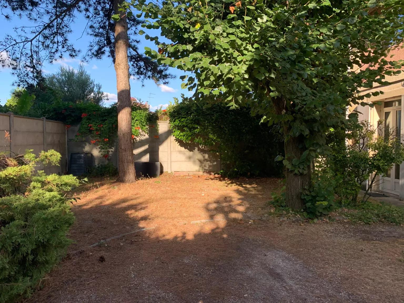 
                                                Location
                                                 Duplex dans maison ancienne avec garage.