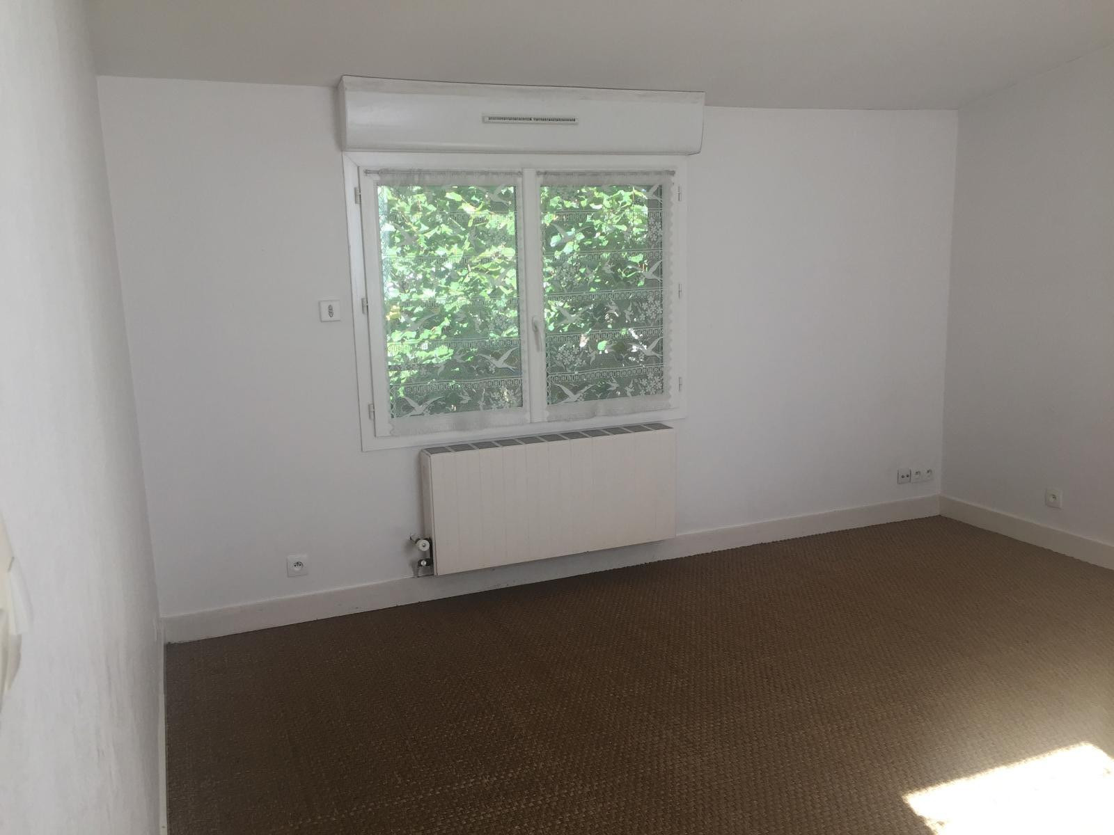 
                                                Location
                                                 Duplex dans maison ancienne avec garage.
