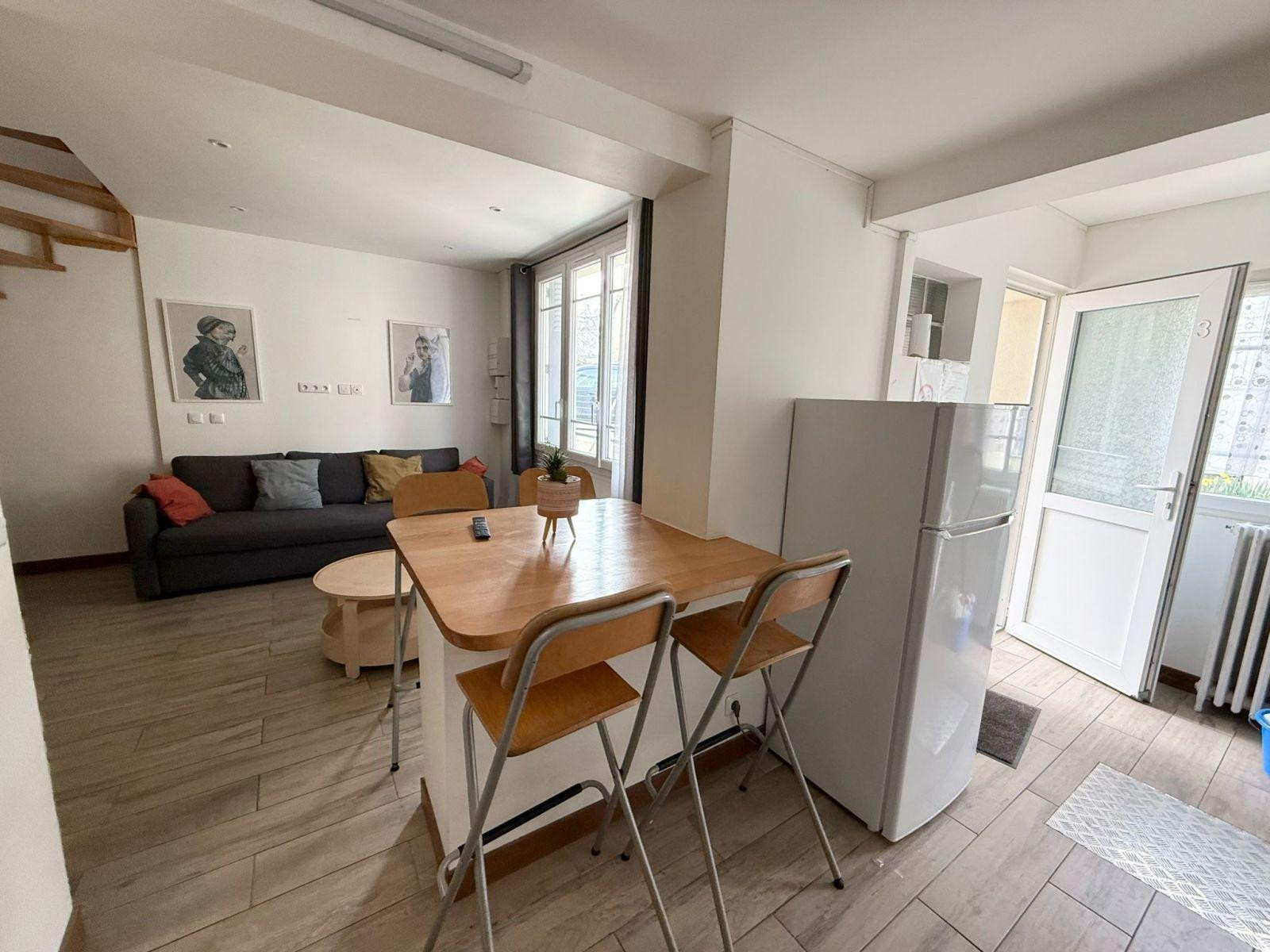 
                                                Location
                                                 Duplex F2 meublé dans rue calme