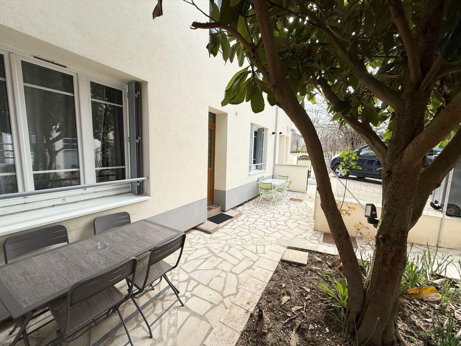 
                                                Location
                                                 Duplex F2 meublé dans rue calme
