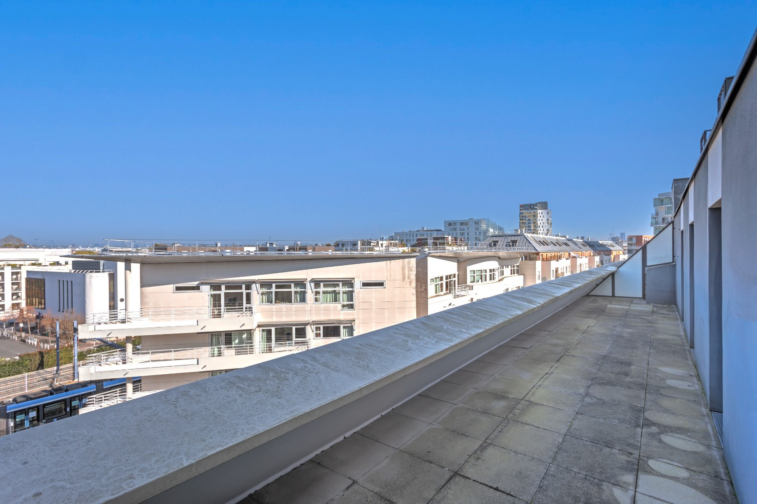 
                                                Vente
                                                 Duplex familial au dernier étage avec terrasses !