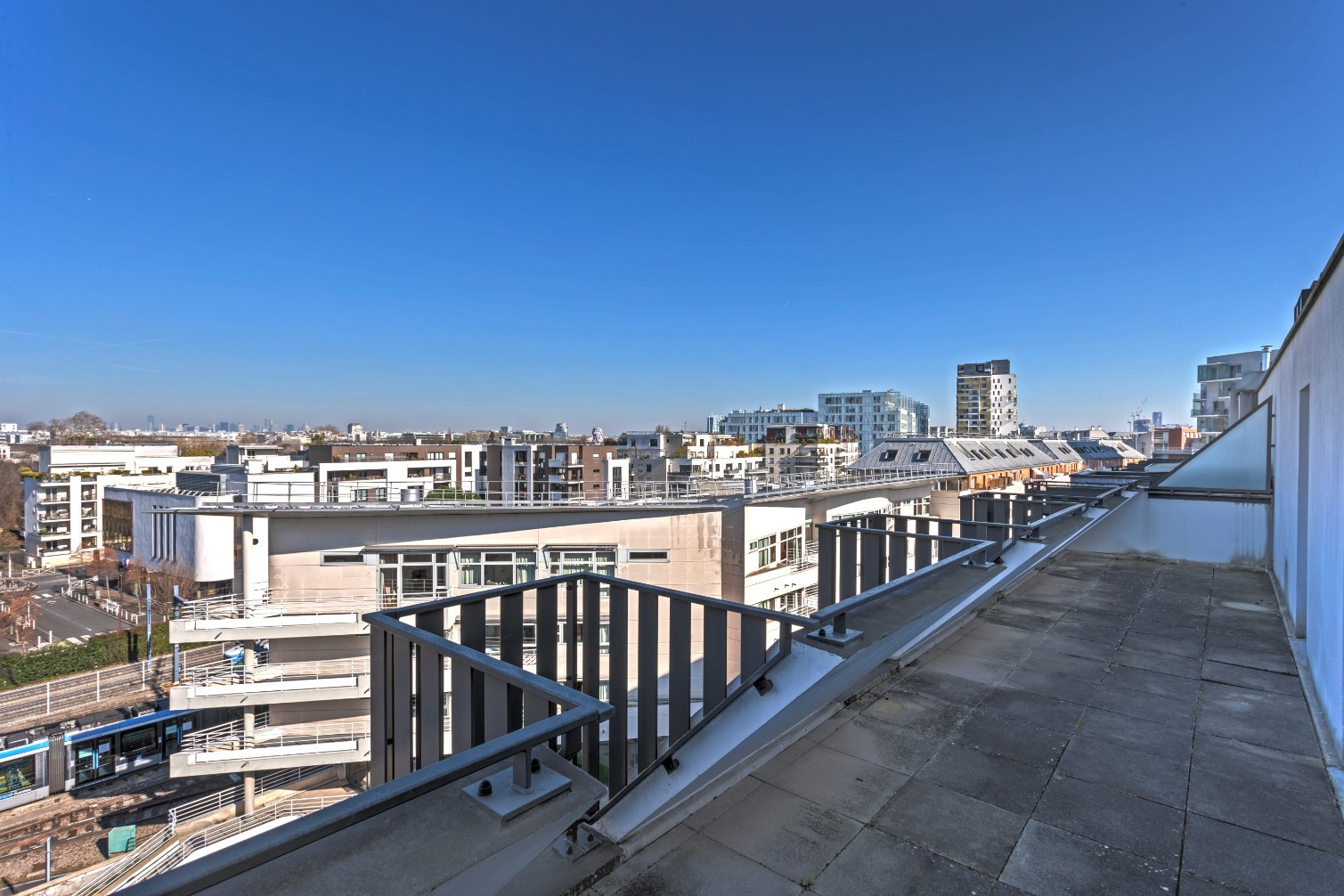 
                                                Vente
                                                 Duplex familial au dernier étage avec terrasses !