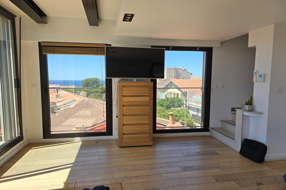 
                                                Location
                                                 Duplex Mer Endoume