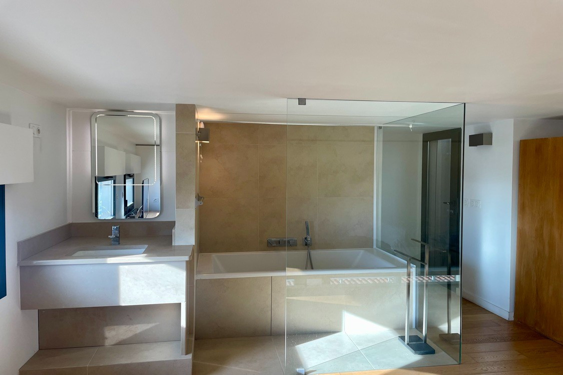 
                                                Location
                                                 Duplex Mer Endoume