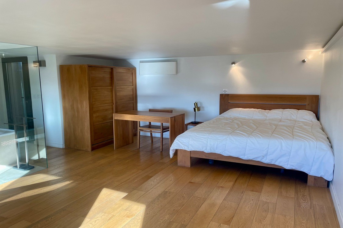 
                                                Location
                                                 Duplex Mer Endoume