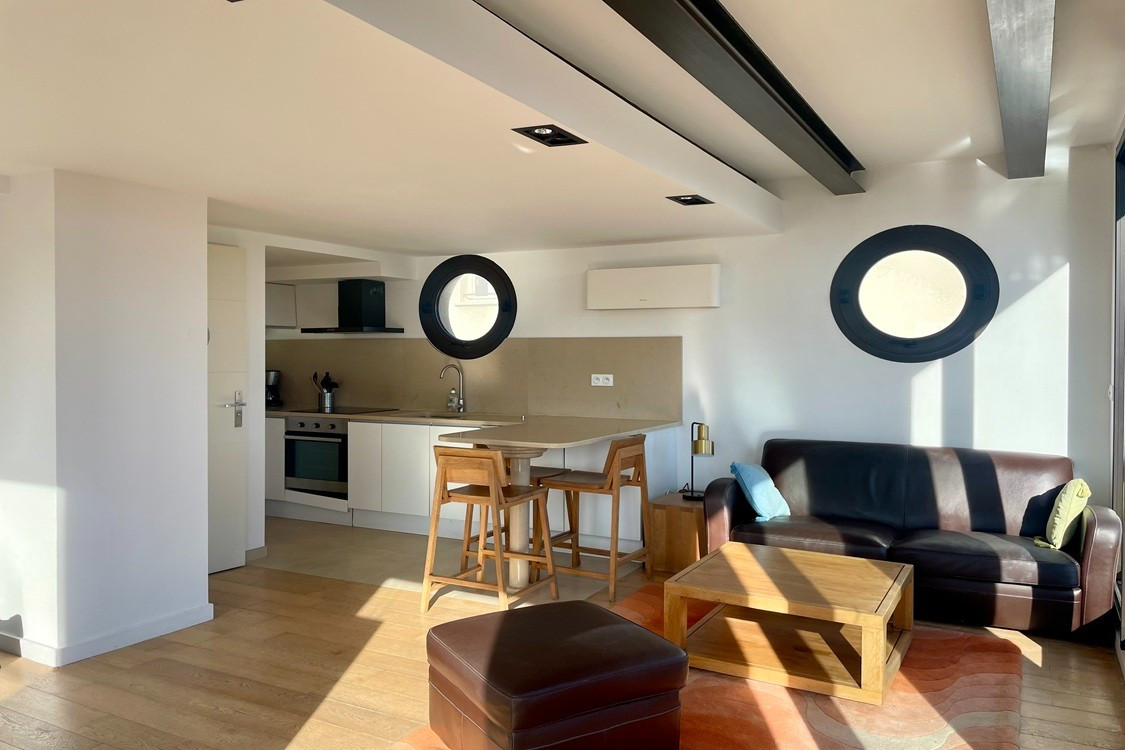 
                                                Location
                                                 Duplex Mer Endoume