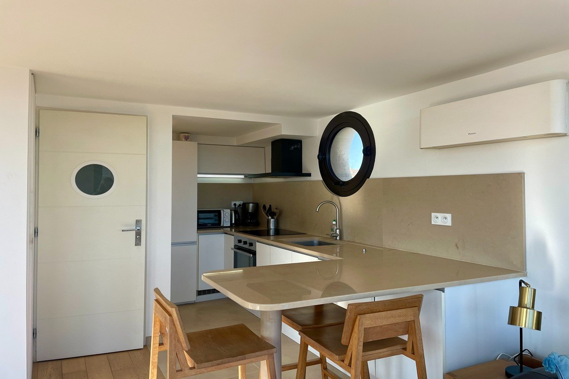 
                                                Location
                                                 Duplex Mer Endoume