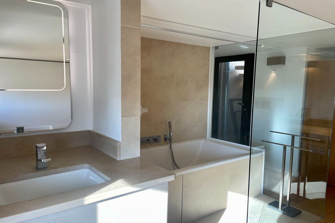 
                                                Location
                                                 Duplex Mer Endoume