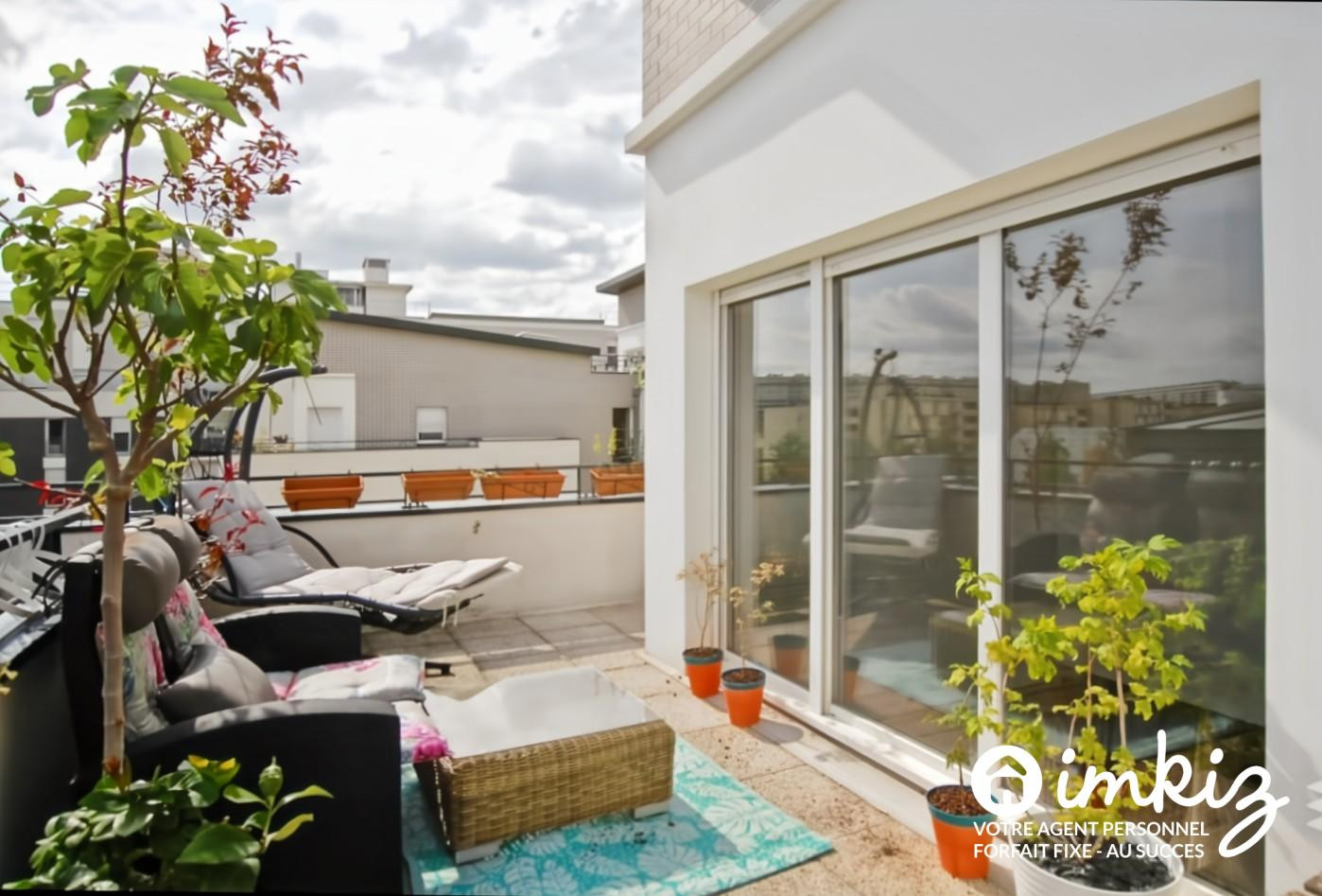 
                                                Vente
                                                 Duplex rooftop avec terrasses et balcon.