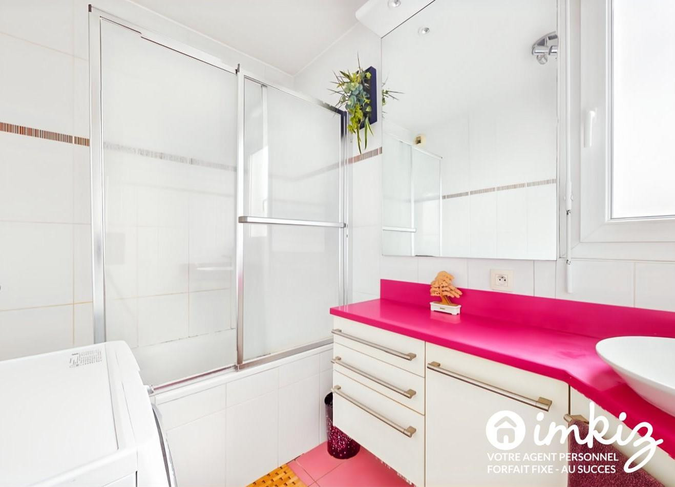 
                                                Vente
                                                 Duplex rooftop avec terrasses et balcon.