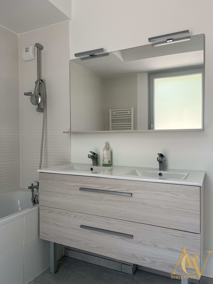 
                                                Vente
                                                 Duplex T4 esprit maison avec jardin- LA CIOTAT