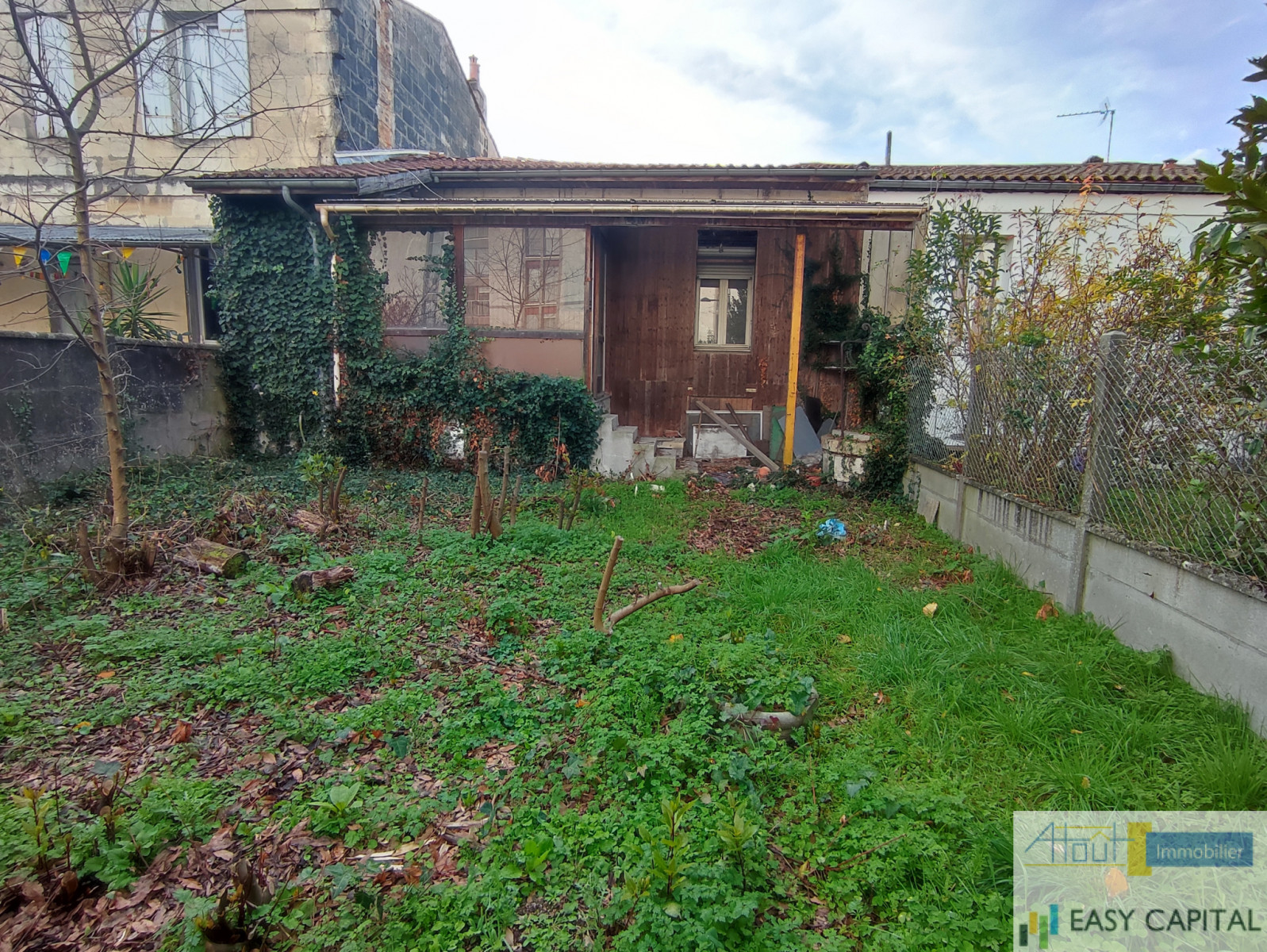 
                                                Vente
                                                 Echoppe avec jardin à rénover