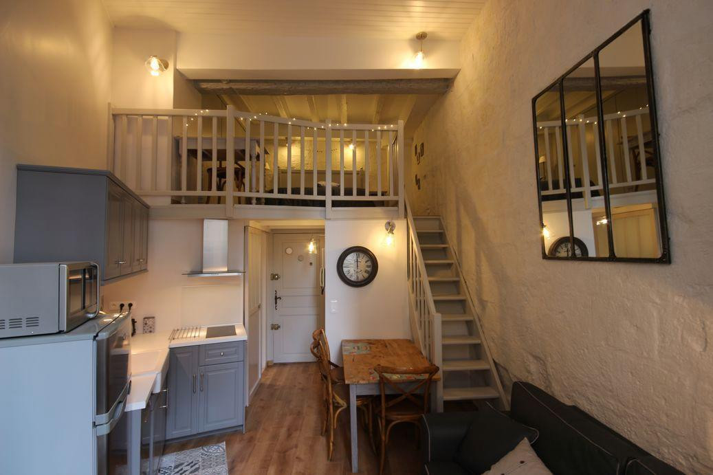 
                                                Location
                                                 Écusson lycée Joffre duplex mezzanine 30 m2