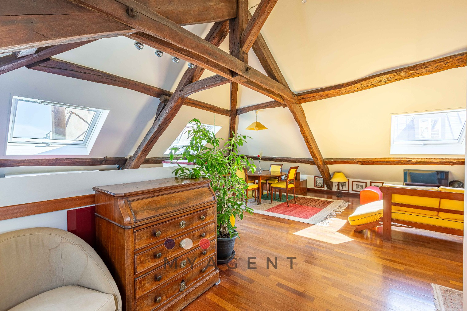 
                                                Vente
                                                 ÉLÉGANCE SOUS LES TOITS - PLACE DU COMMERCE