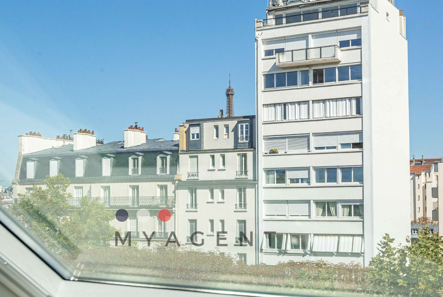 
                                                Vente
                                                 ÉLÉGANCE SOUS LES TOITS - PLACE DU COMMERCE