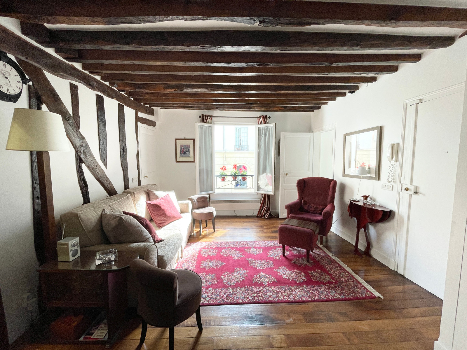 
                                                Location
                                                 Elegant 2-Bedroom Apartment in a Prime Location close to Place des Vosges (loyer tout inclus)