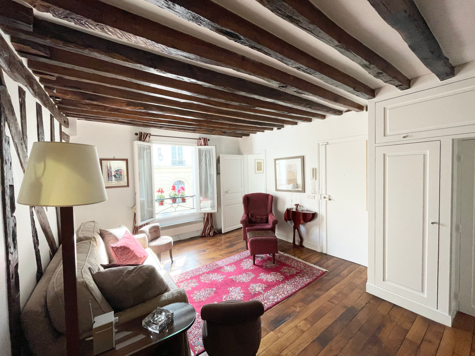 
                                                Location
                                                 Elegant 2-Bedroom Apartment in a Prime Location close to Place des Vosges (loyer tout inclus)