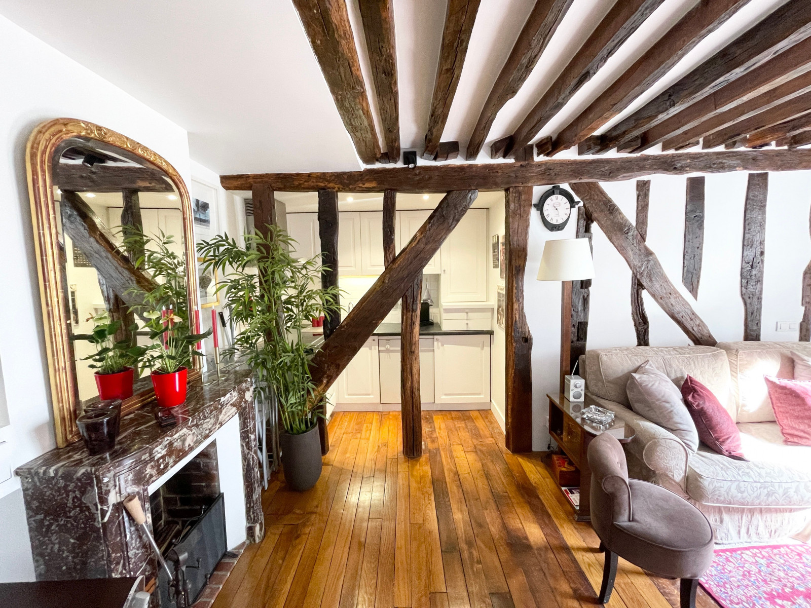 
                                                Location
                                                 Elegant 2-Bedroom Apartment in a Prime Location close to Place des Vosges (loyer tout inclus)