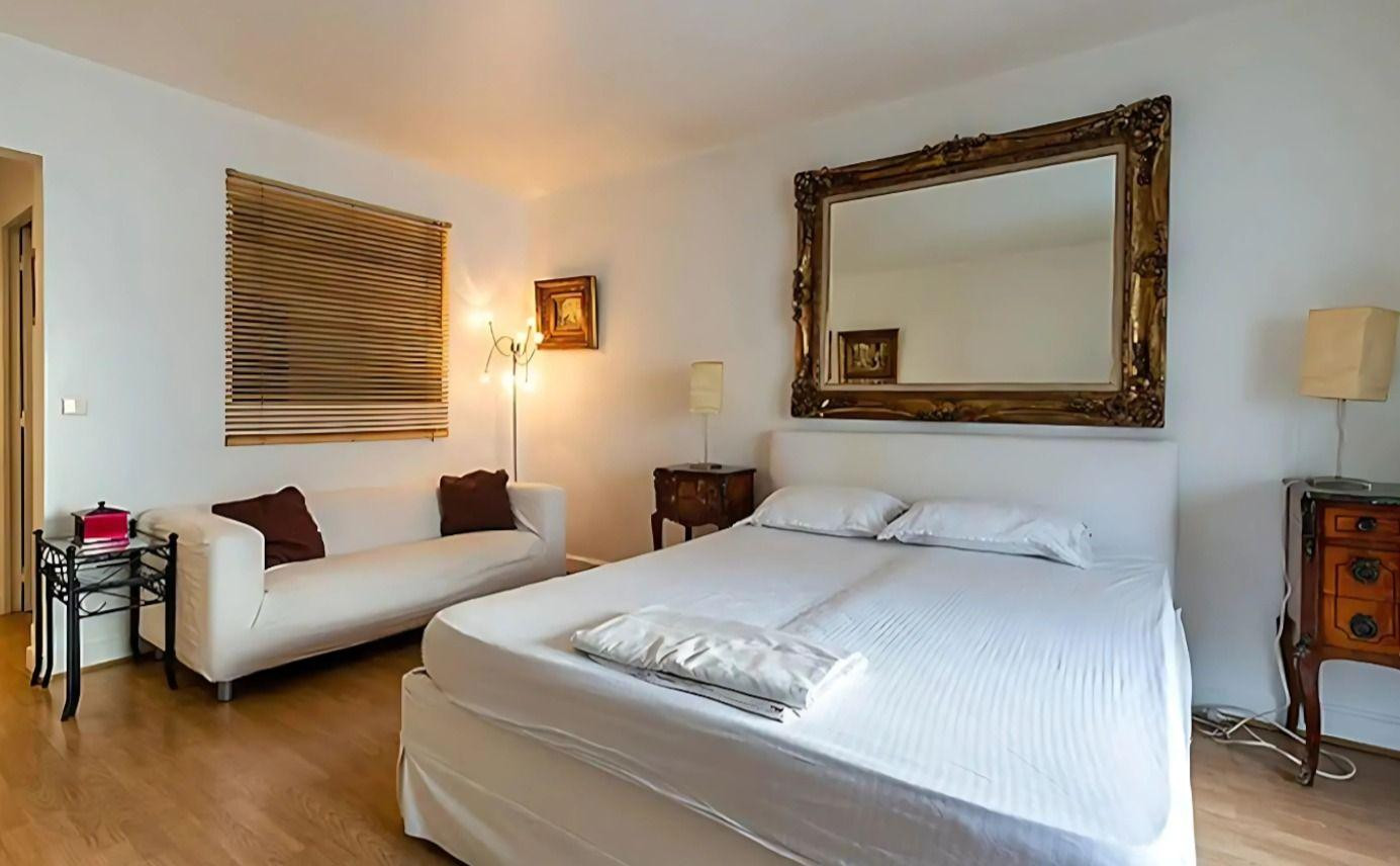 
                                                Location
                                                 Élégant Appartement au Cœur du Triangle d'Or