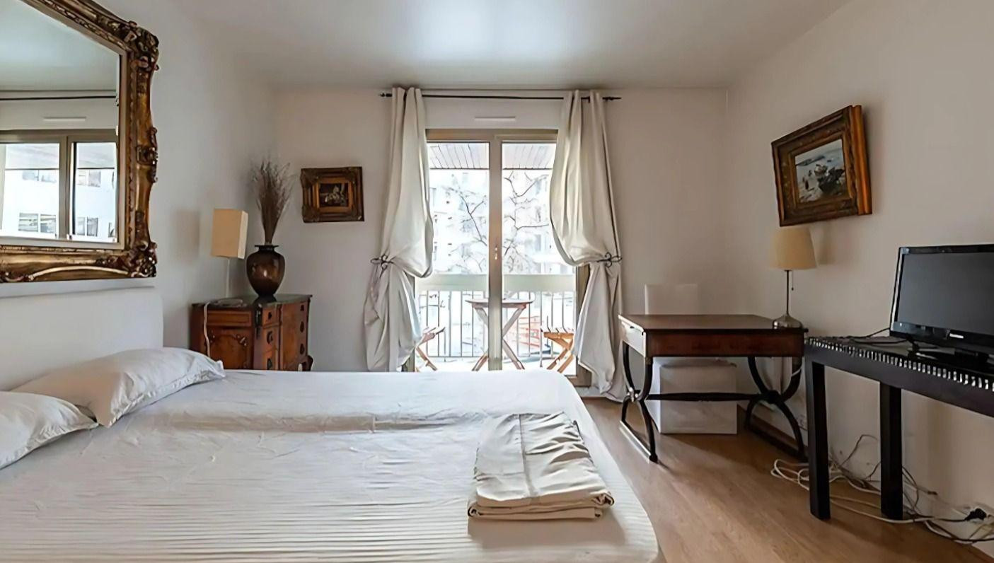 
                                                Location
                                                 Élégant Appartement au Cœur du Triangle d'Or