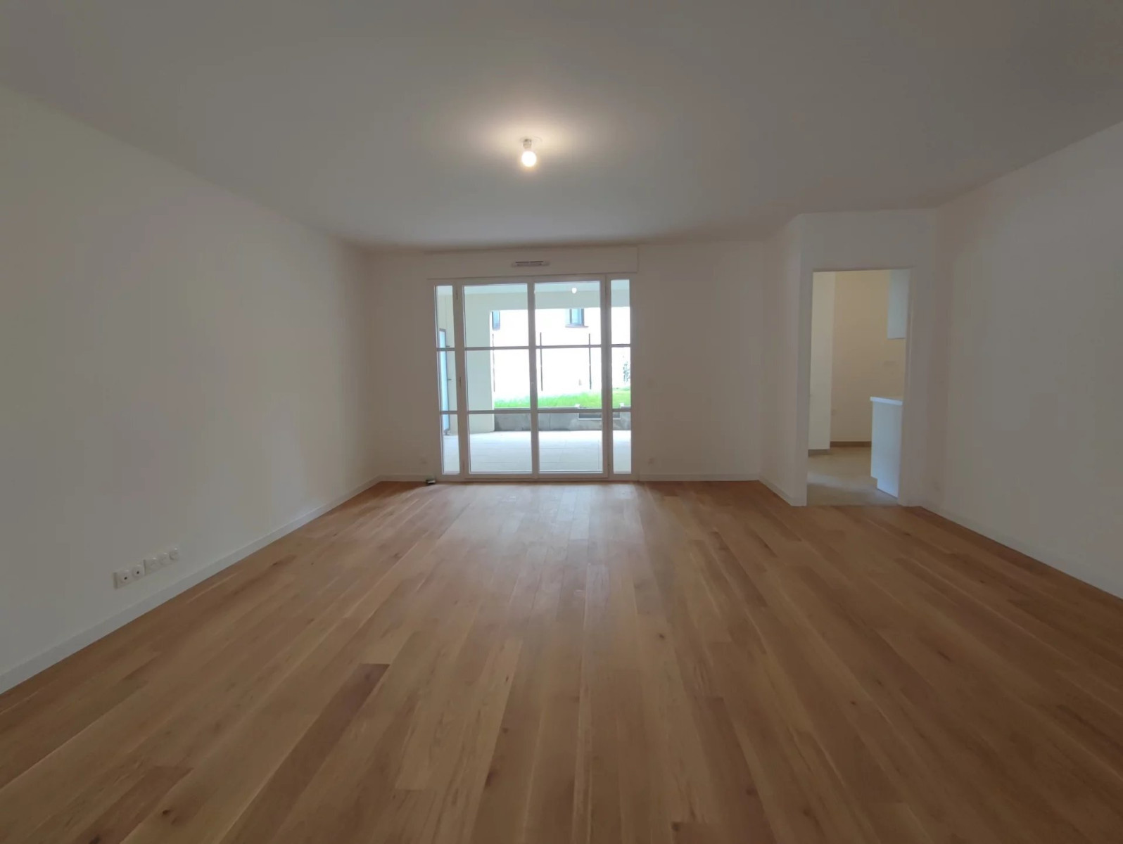 
                                                Location
                                                 Emplacement n°1 pour ce bel appartement avec jardin privatif
