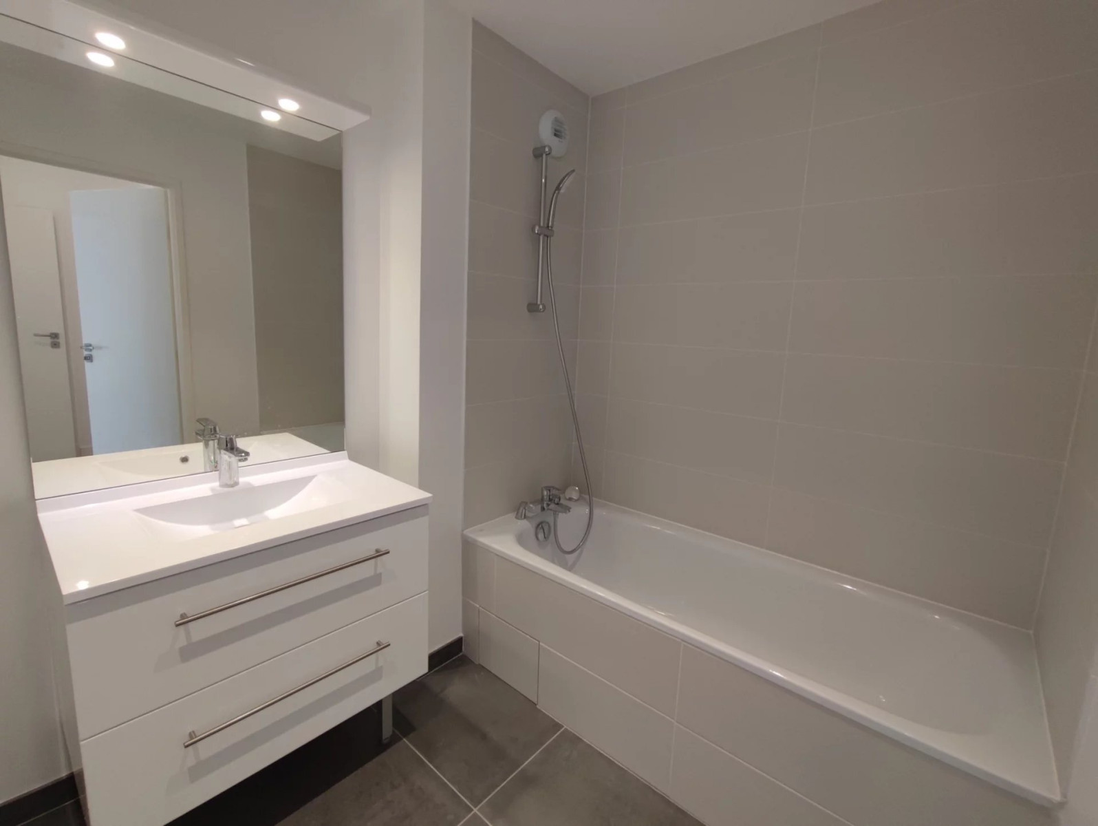 
                                                Location
                                                 Emplacement n°1 pour ce bel appartement avec jardin privatif