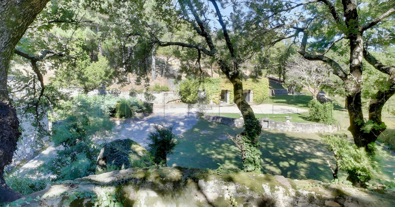 
                                                Vente
                                                 En Ardèche Mas de Caractère sur 13 Ha