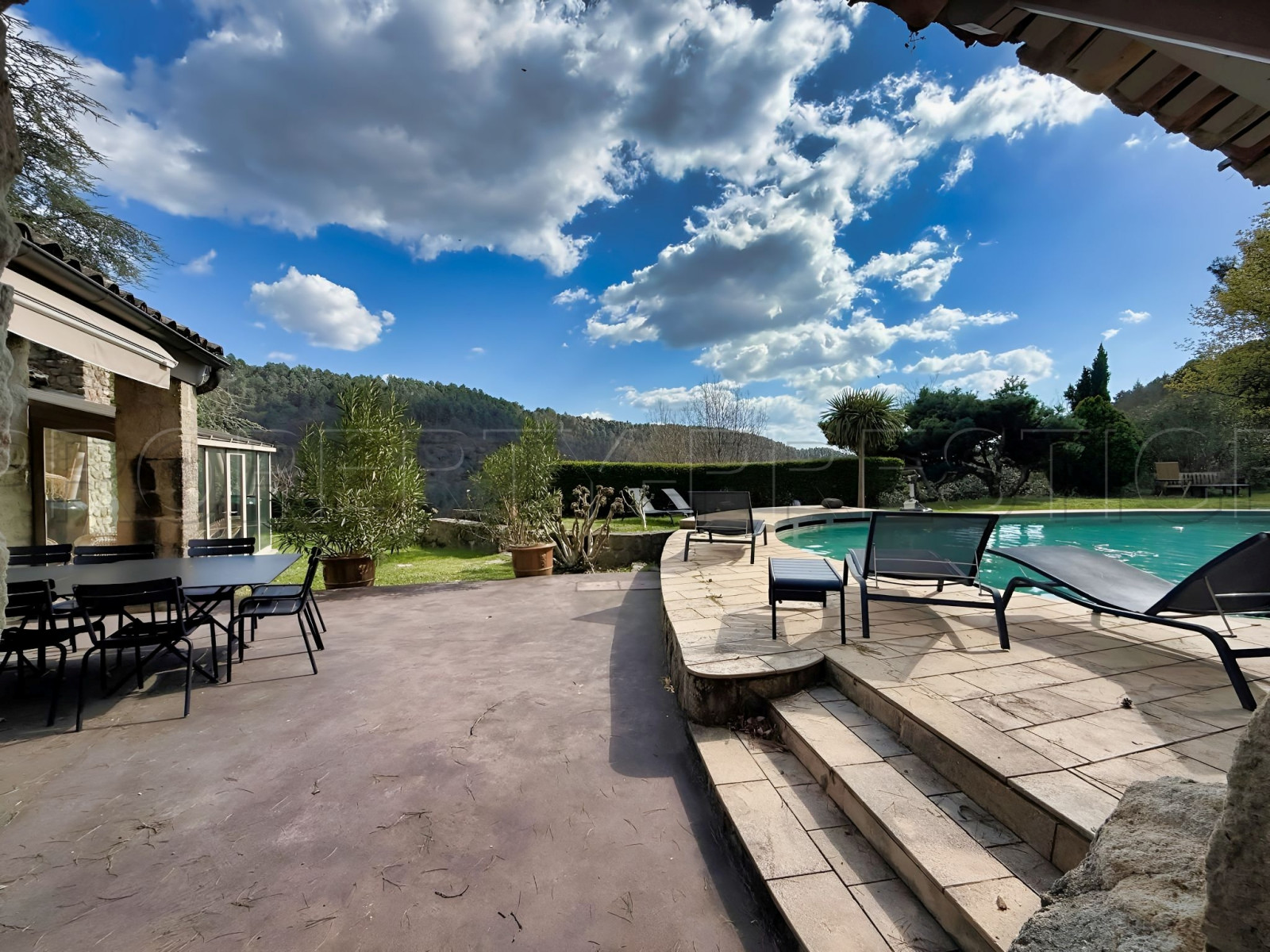 
                                                Vente
                                                 En Ardèche Mas de Caractère sur 13 Ha
