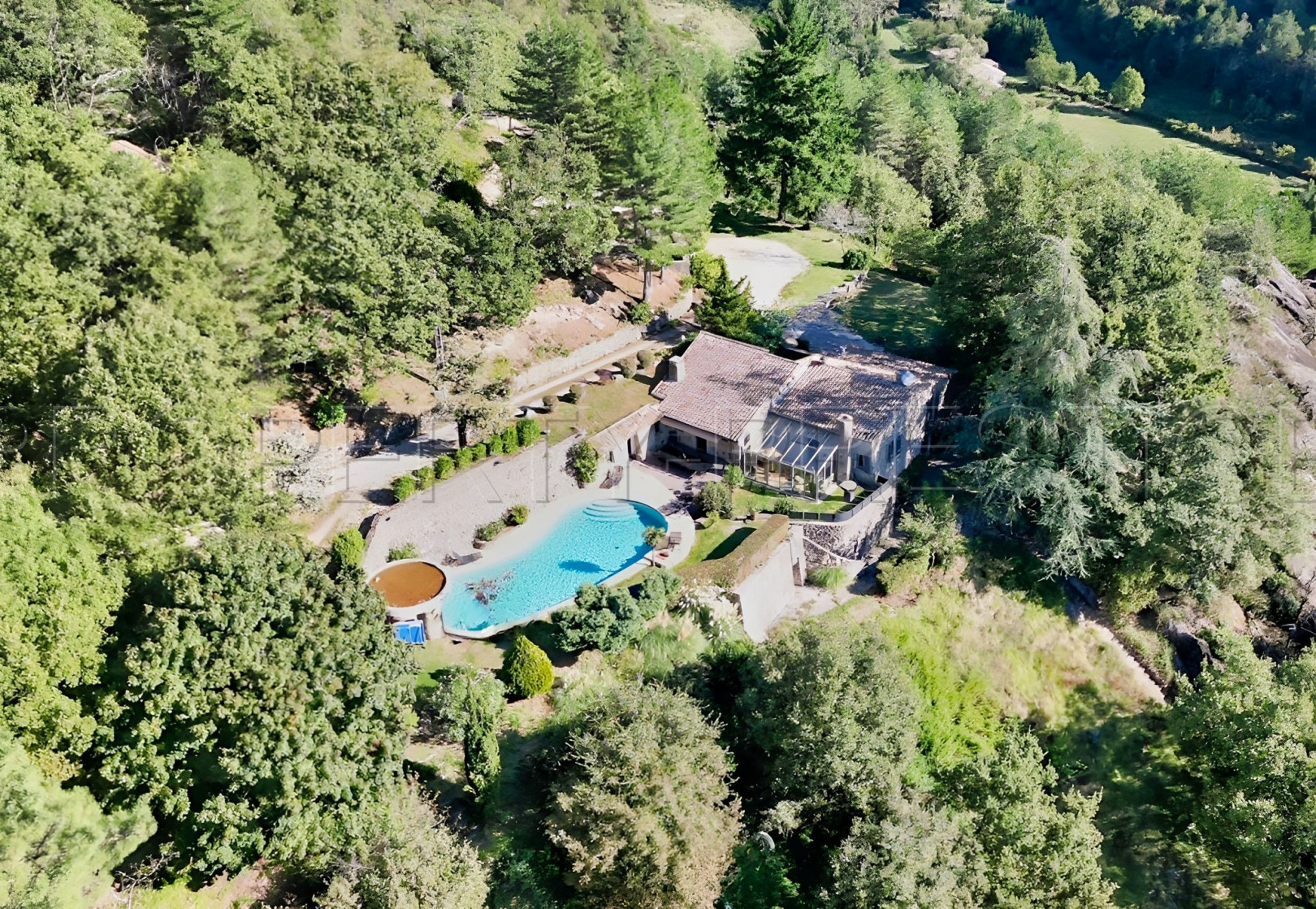 
                                                Vente
                                                 En Ardèche Mas de Caractère sur 13 Ha