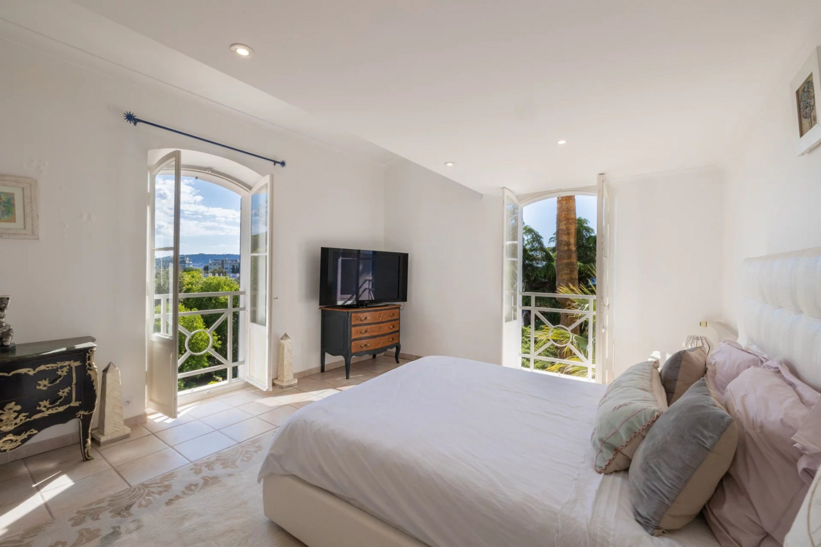 
                                                Vente
                                                 EN VENTE VILLA NICE - TERRAIN - PISCINE - VUE MER