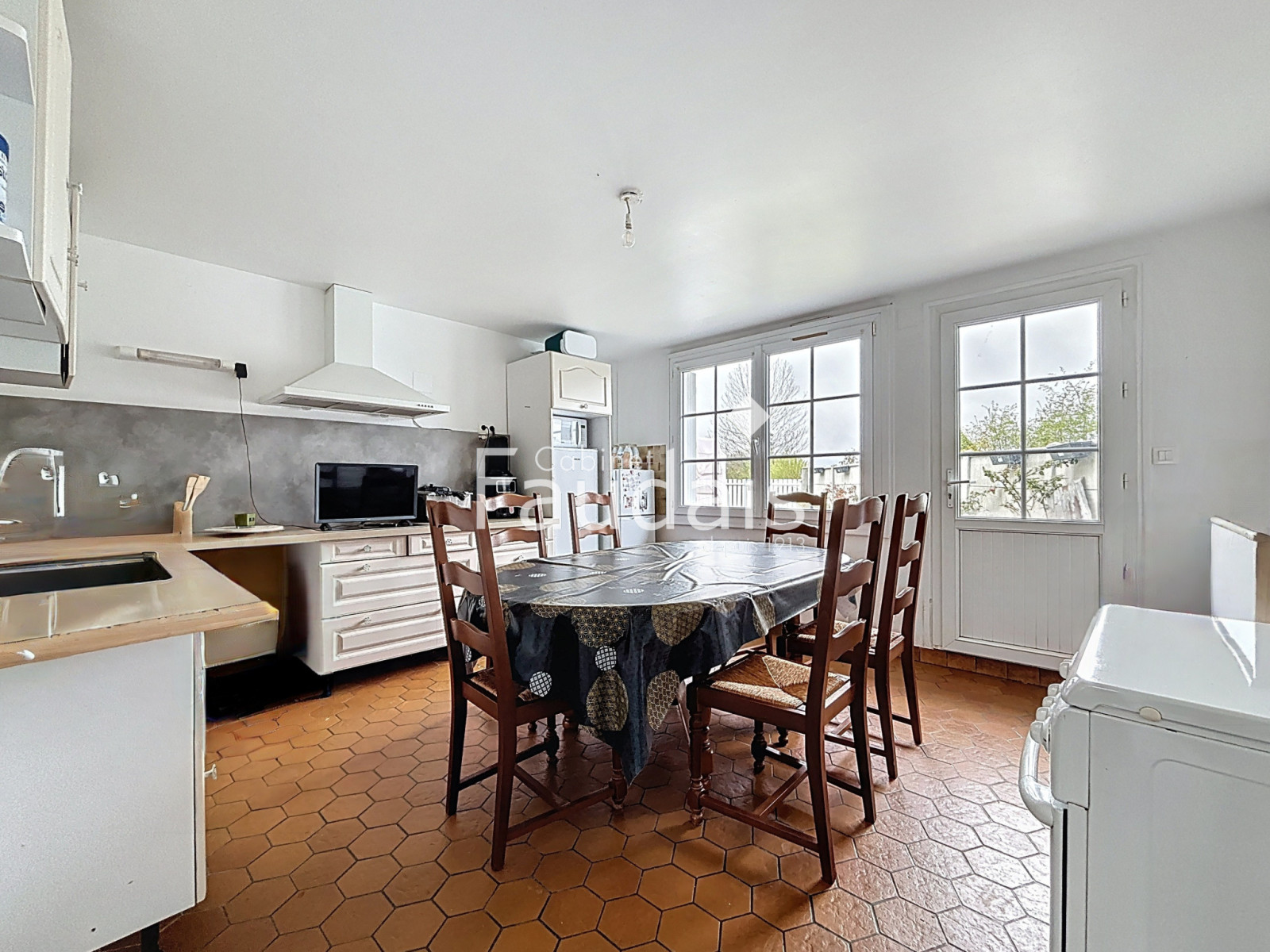 
                                                Vente
                                                 Ensemble de 2 maisons avec revenus locatifs   192 m2   10 mi