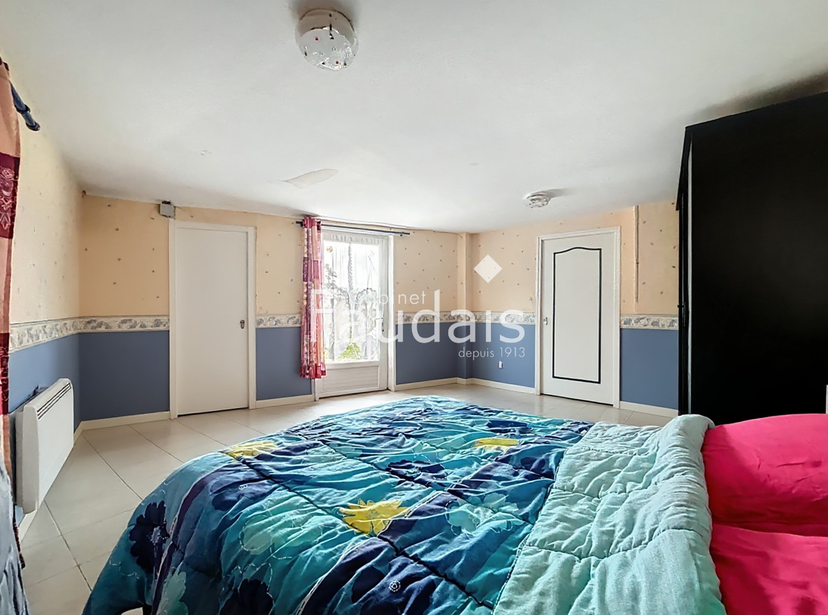 
                                                Vente
                                                 Ensemble de 2 maisons avec revenus locatifs   192 m2   10 mi