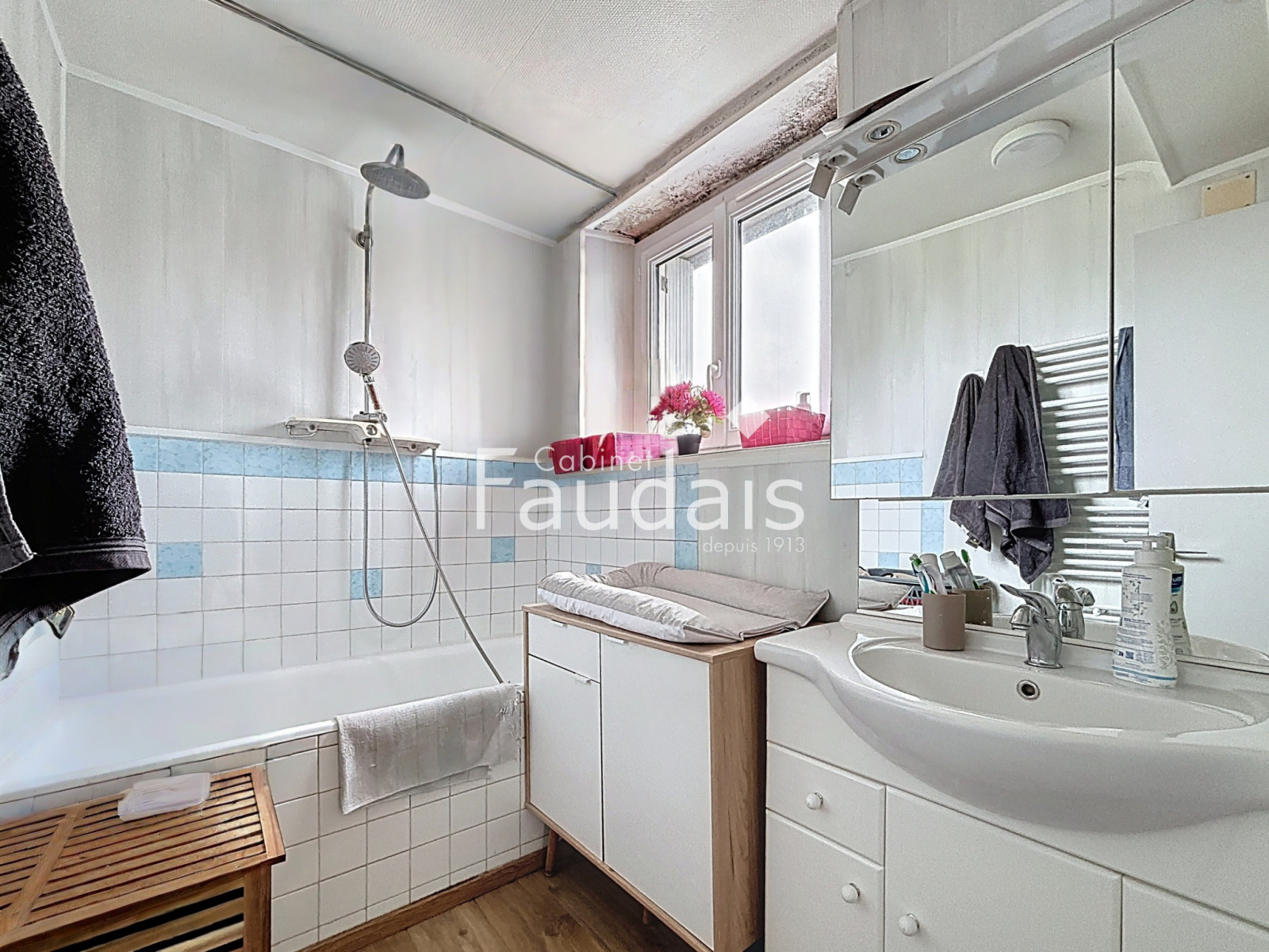 
                                                Vente
                                                 Ensemble de 2 maisons avec revenus locatifs   192 m2   10 mi