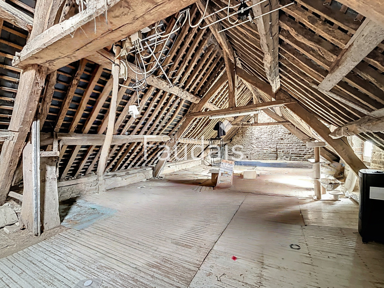 
                                                Vente
                                                 Ensemble de 2 maisons avec revenus locatifs   192 m2   10 mi
