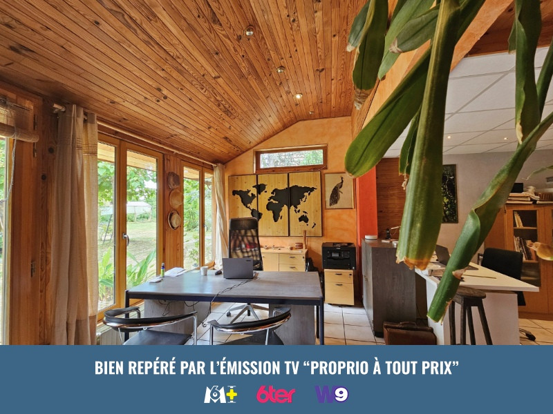 
                                                Vente
                                                 Ensemble de deux maisons avec piscine naturelle, dépendances et terrain de plus de 20 ares