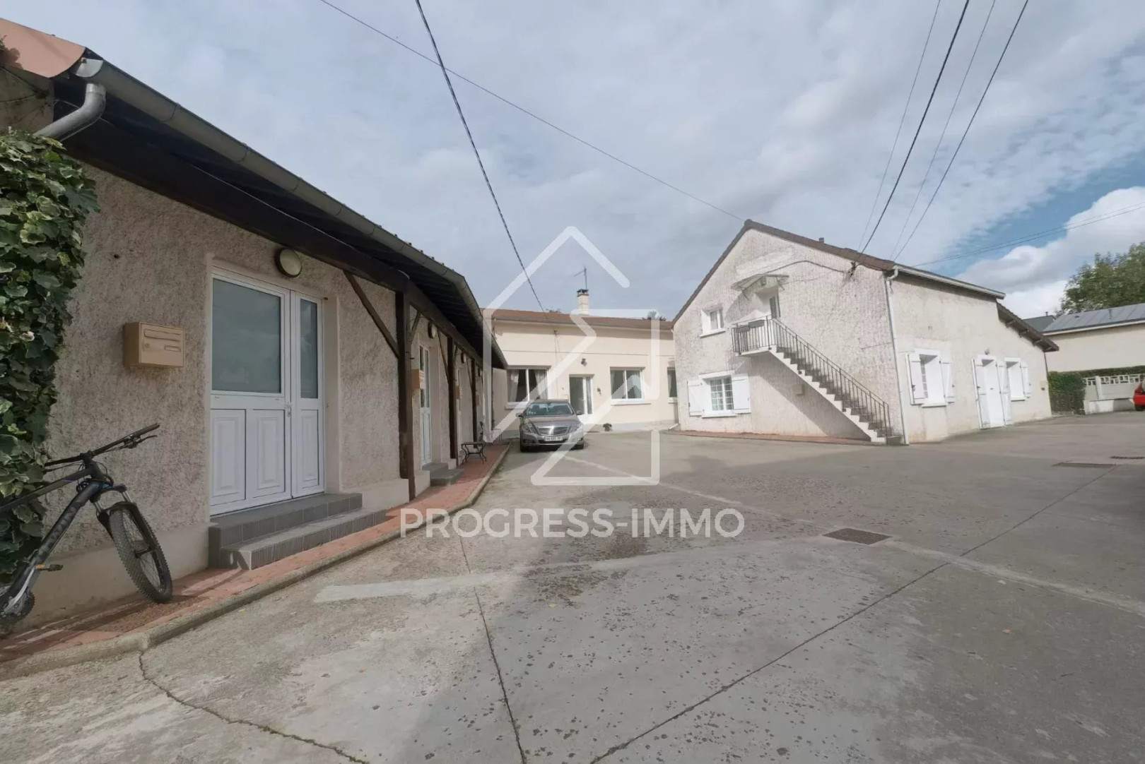 
                                                Vente
                                                 Ensemble Immobilier de 10 Logements et 1 Entrepôt au Centre-ville