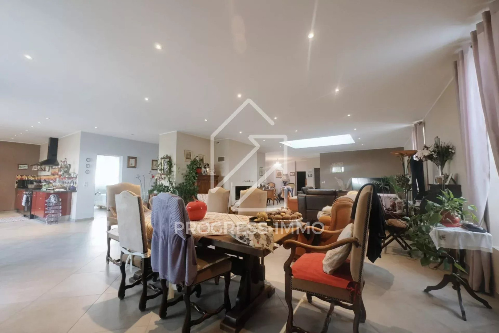 
                                                Vente
                                                 Ensemble Immobilier de 10 Logements et 1 Entrepôt au Centre-ville